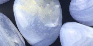Calcedoine bleue : secrets et vertus de la pierre apaisante en lithothérapie
