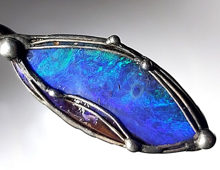 Opale noire : pierre mystérieuse pour bijoux d’exception ?