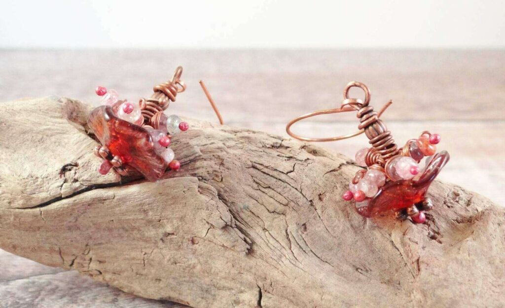 Bijoux en bois fossilisé: entre histoire et modernité