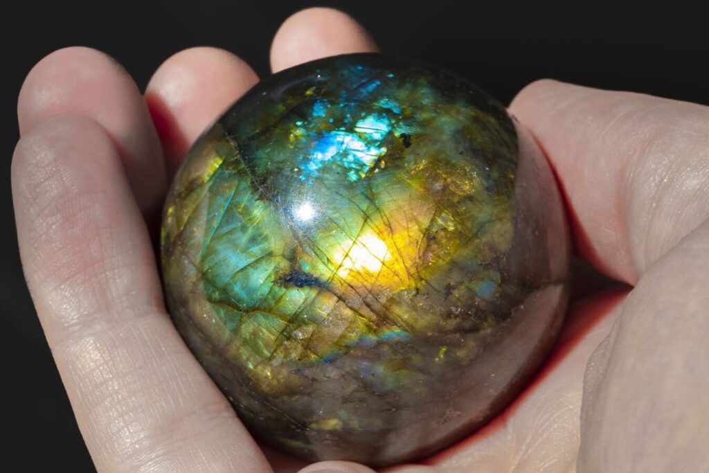 Découvrez les vertus secrètes de la labradorite pour votre beauté et bien-être