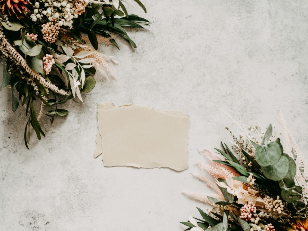 découvrez une sélection de magnifiques cadeaux de mariage pour célébrer le grand jour du couple.