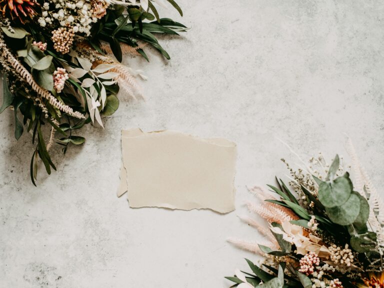 découvrez une sélection de magnifiques cadeaux de mariage pour célébrer le grand jour du couple.