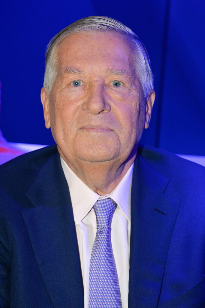 Portrait d'Alain Duhamel, journaliste politique français reconnu