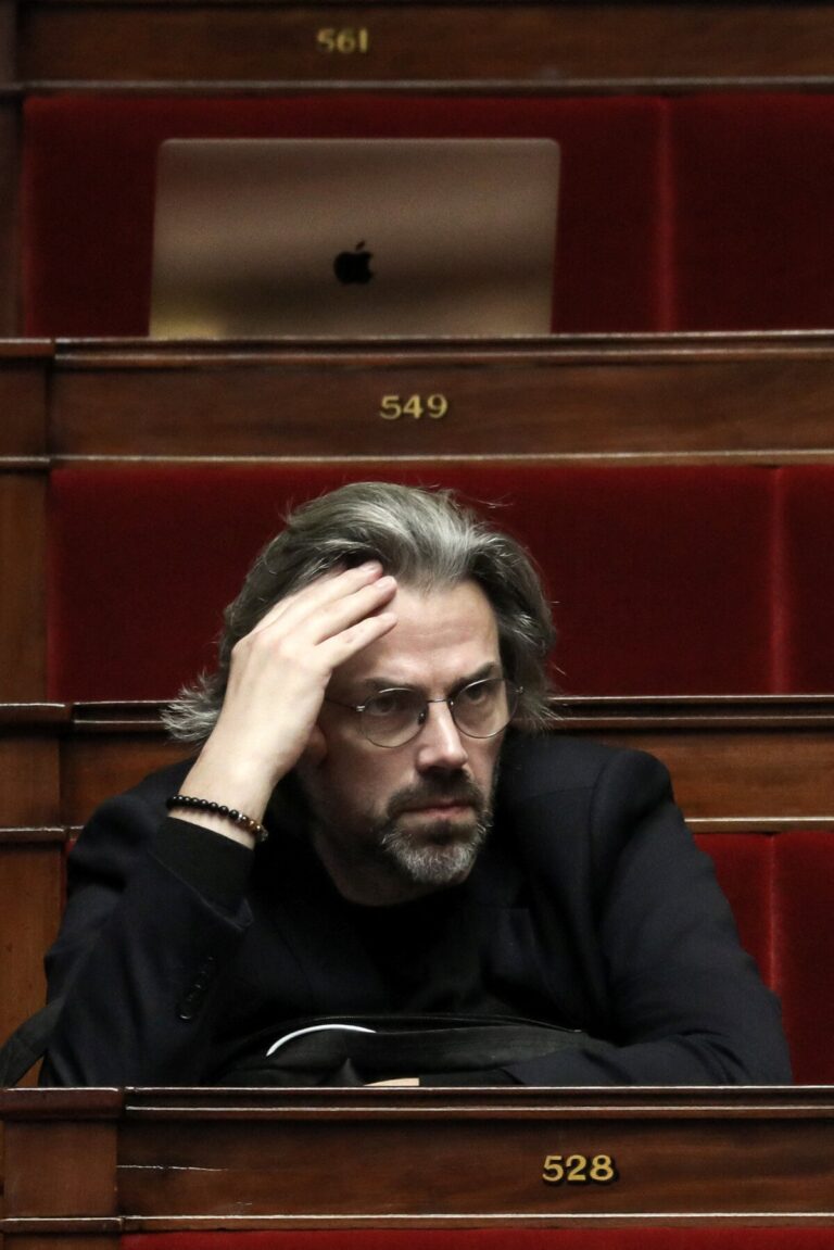 Portrait d'Aymeric Caron célébrant ses 52 ans, illustrant sa réussite personnelle et médiatique