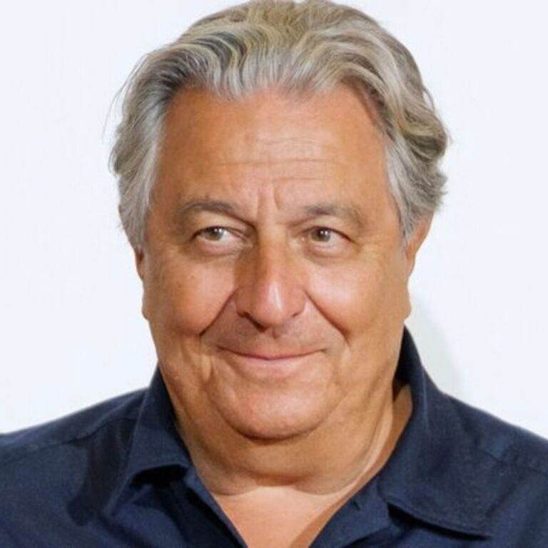 Christian Clavier devant sa luxueuse villa estimée à 8,5 millions d'euros, image illustrant sa fortune