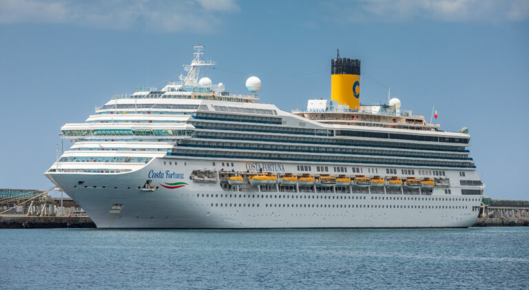 Le Costa Fortuna amarré au port de Funchal en 2023, prêt pour une nouvelle croisière