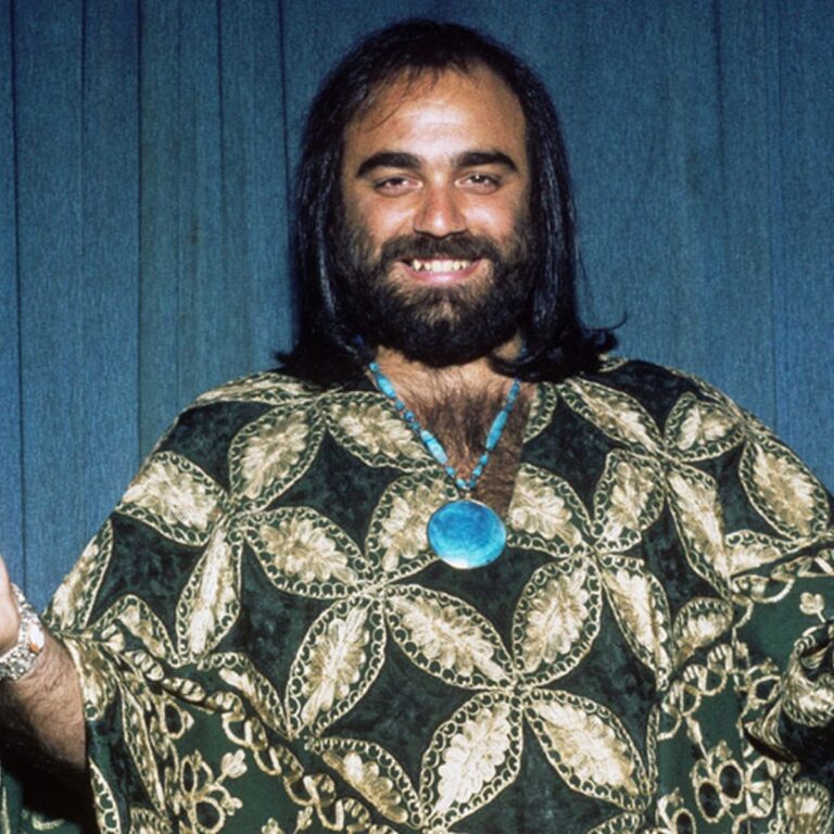 Portrait emblématique de Demis Roussos, chanteur grec célèbre des années 70