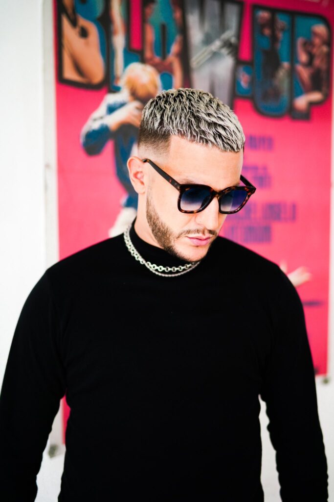 DJ Snake posant avec assurance, symbole de sa réussite financière en 2024