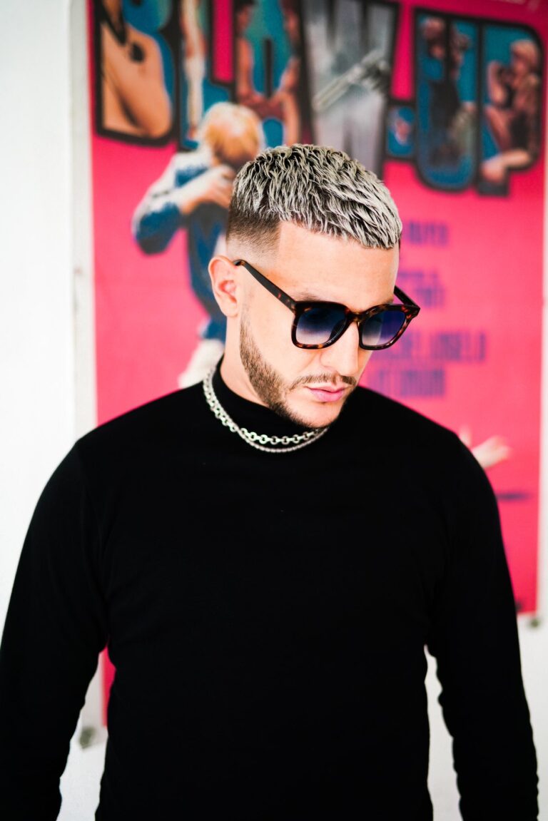 DJ Snake posant avec assurance, symbole de sa réussite financière en 2024