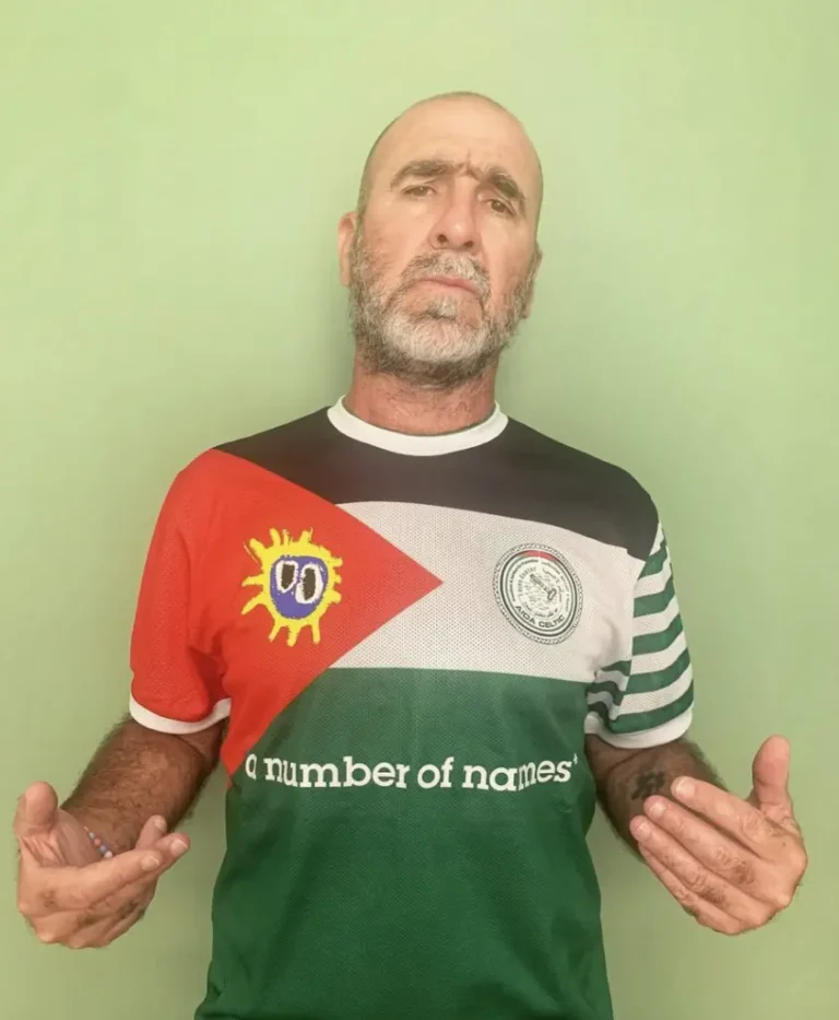 Portrait d'Éric Cantona illustrant sa fortune et son évolution professionnelle