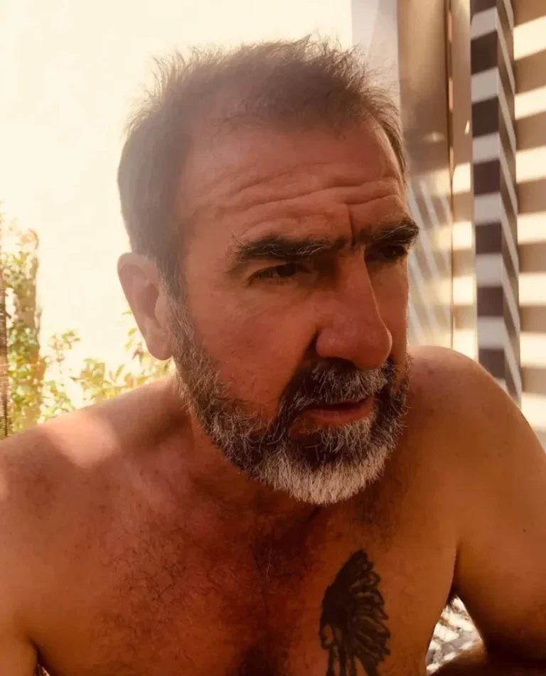 Portrait d'Éric Cantona illustrant la question de sa fortune et de son parcours