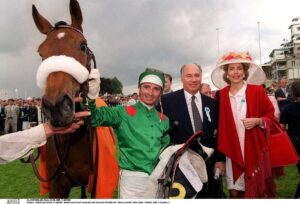 Portrait de Gérald Mossé, jockey renommé, posant lors d’un événement marquant