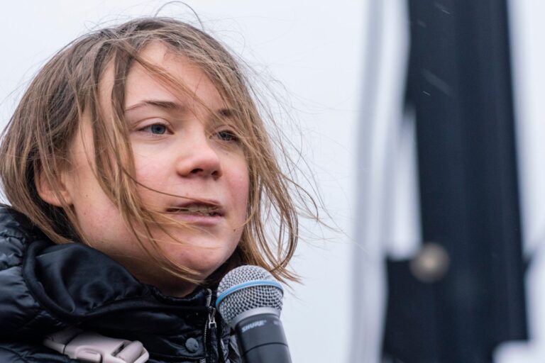 Greta Thunberg lors d'une conférence de presse, une figure emblématique du climat au centre des questions financières