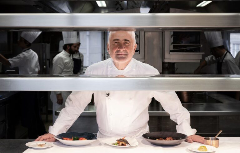 Guy Savoy dans son restaurant parisien, symbole de réussite gastronomique