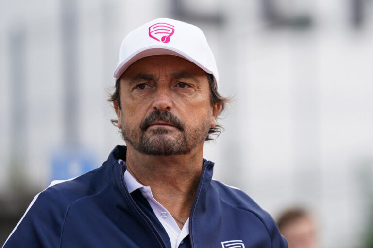 Henri Leconte lors d'une interview évoquant sa période difficile et ses problèmes de santé