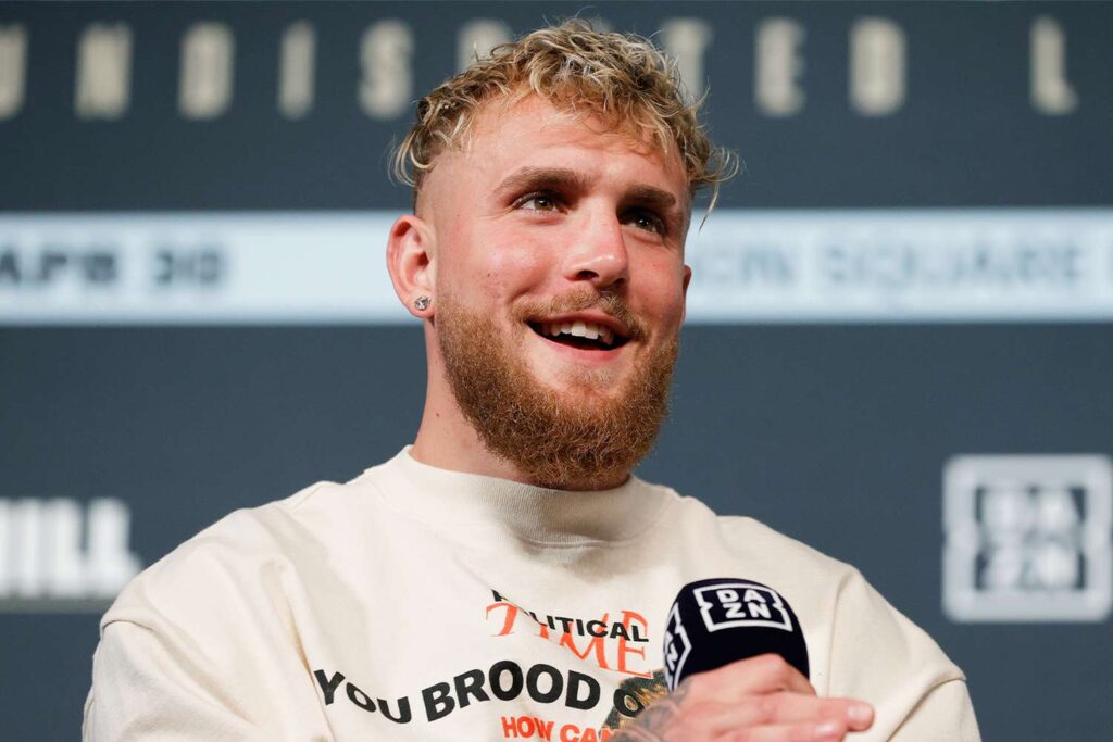 Jake Paul posant avec assurance, symbole de sa réussite financière impressionnante
