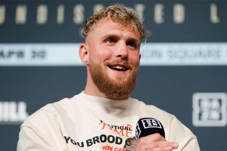 Jake Paul posant avec assurance, symbole de sa réussite financière impressionnante