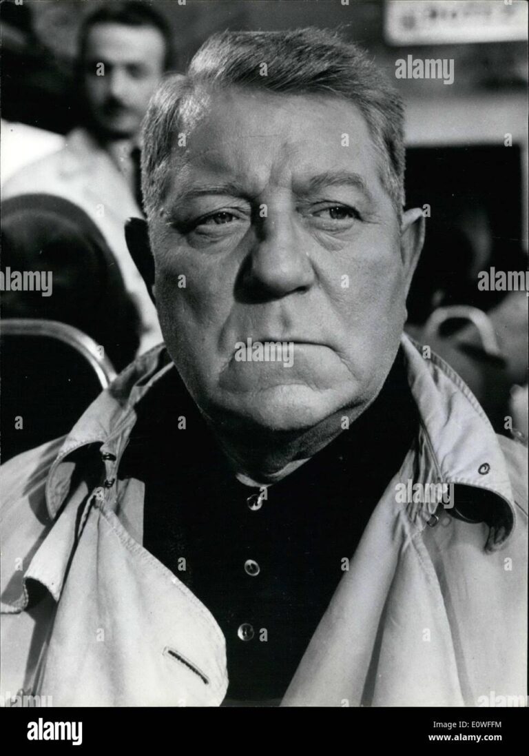 Jean Gabin sur un tournage en 1962, incarnant un personnage de riche retraité au passé criminel