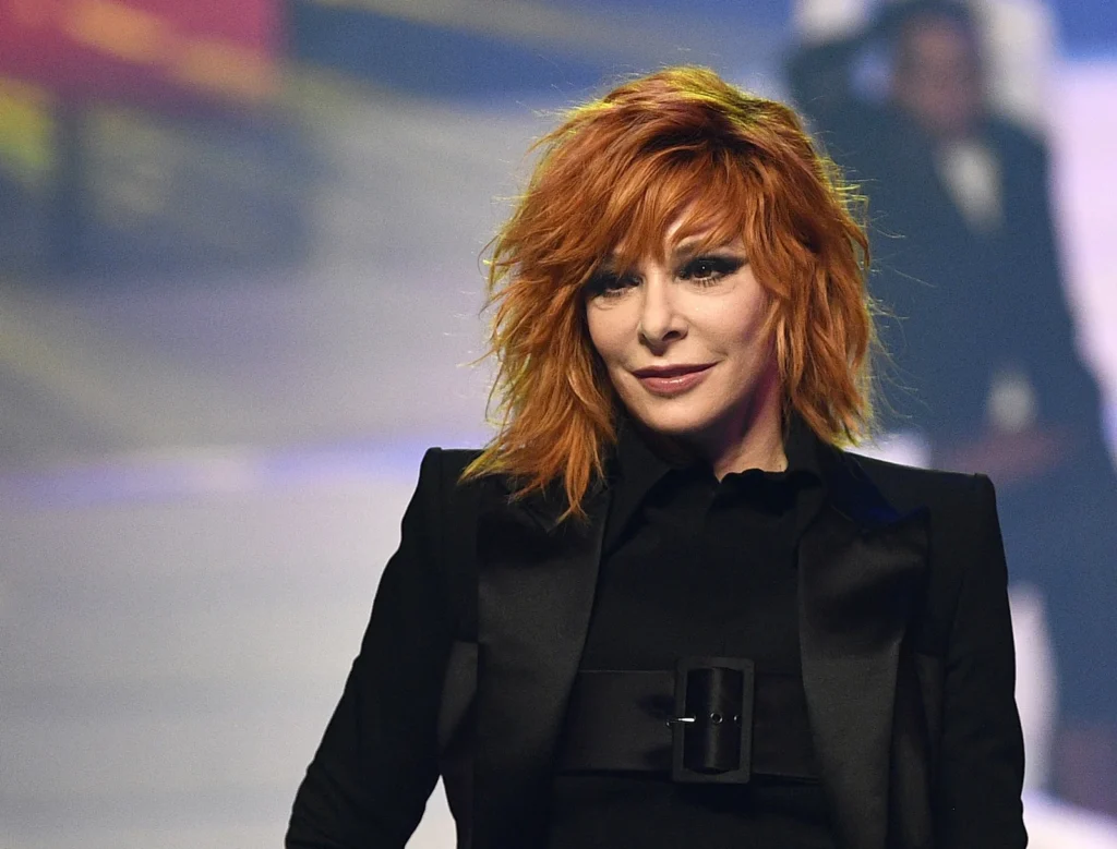 Portrait de Mylène Farmer illustrant sa fortune actuelle et sa carrière à succès