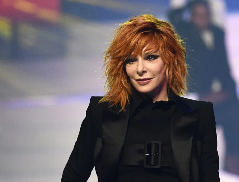 Portrait de Mylène Farmer illustrant sa fortune actuelle et sa carrière à succès