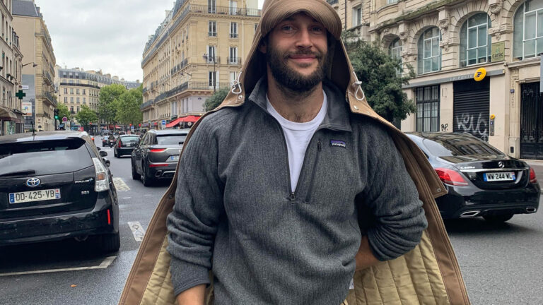 Portrait de Simon Porte Jacquemus dans un shooting éditorial sur son empire de mode familial