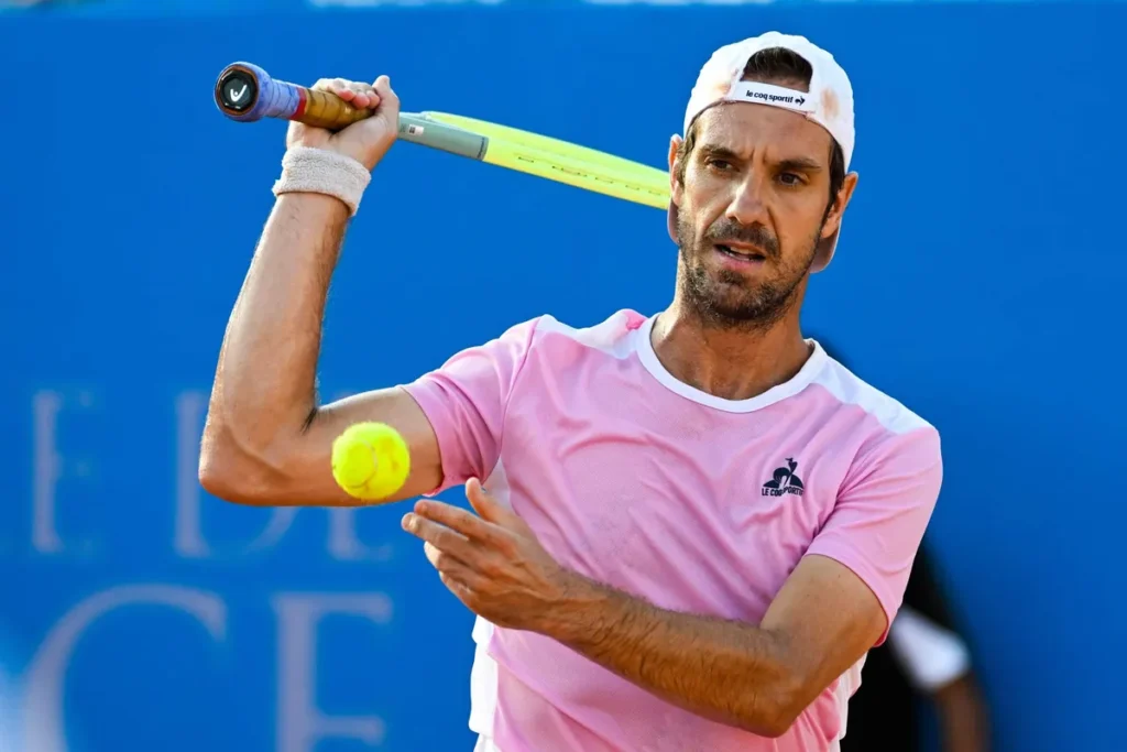 Portrait de Richard Gasquet sur le court, illustrant sa carrière et sa fortune accumulée