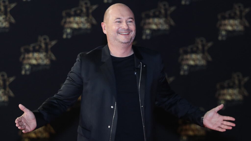 Portrait professionnel de Sébastien Cauet, animateur français à la carrière médiatique marquante