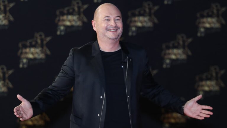 Portrait professionnel de Sébastien Cauet, animateur français à la carrière médiatique marquante
