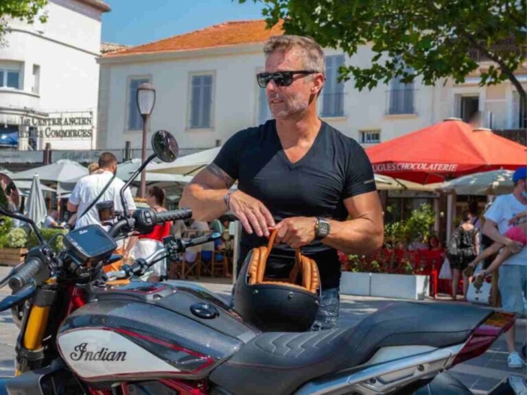 Sébastien Loeb souriant devant sa voiture de rallye, symbole de sa carrière et de sa fortune