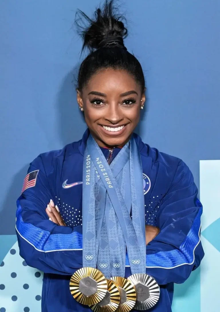 Simone Biles souriante lors d’un événement, illustrant sa réussite financière et sa fortune
