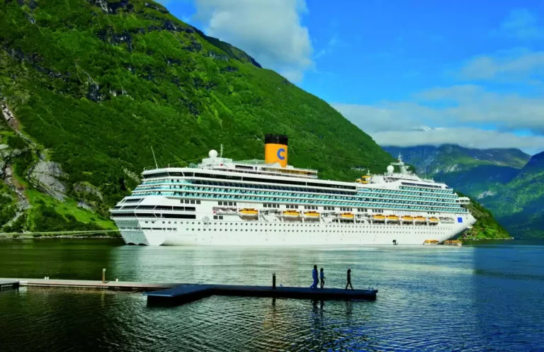 Vue aérienne du Costa Fortuna en mer, représentant la grandeur du navire de croisière