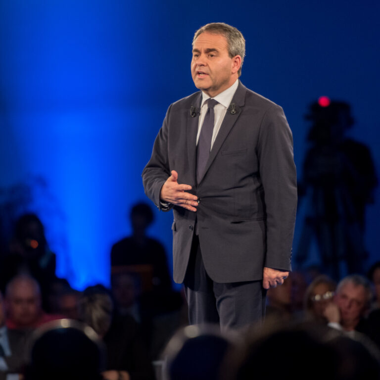 Xavier Bertrand lors d'un discours officiel à Lille, symbole de son engagement politique et de son ascension financière